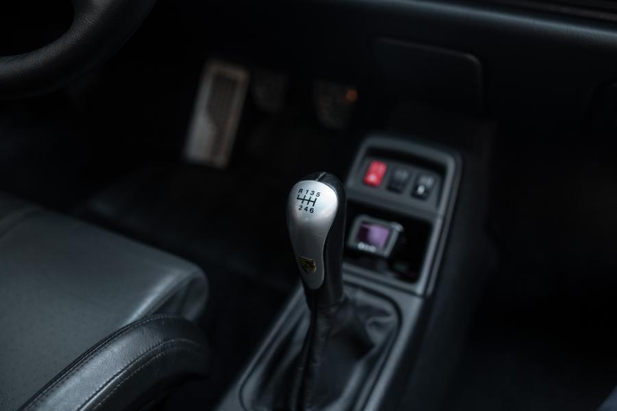 Детали интерьера Porsche 911 GT2 (993) 1996 года  (фото 14 из 49)